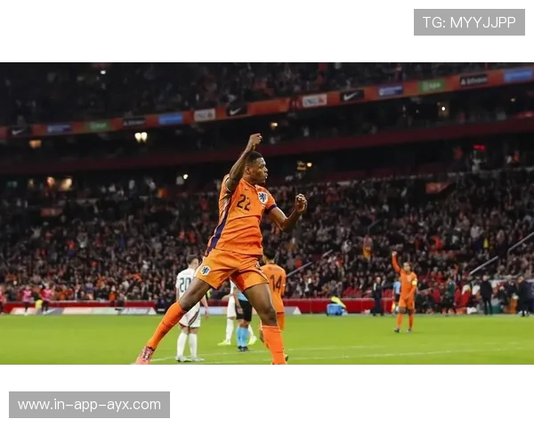 国米邓弗里斯头球发力，皮球坠入网内：从传中到致胜的一记瞬间