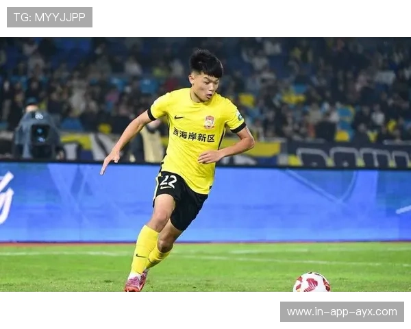 上海海港杨希卡住第一落点，头球解围干净利落