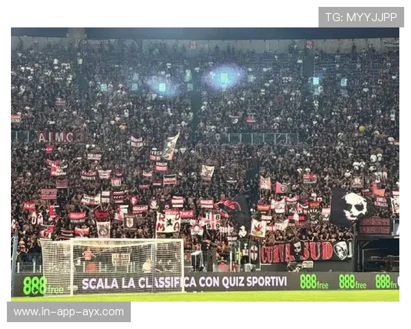 罗马球迷燃放焰火，奥林匹克球场红光漫天！